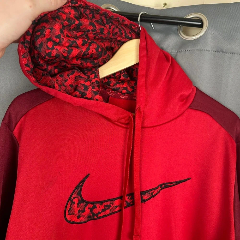 Nike Therma-FIT Hoodie Mens XL Red Burgundy Camo Swoosh Pullover Sweatshirt